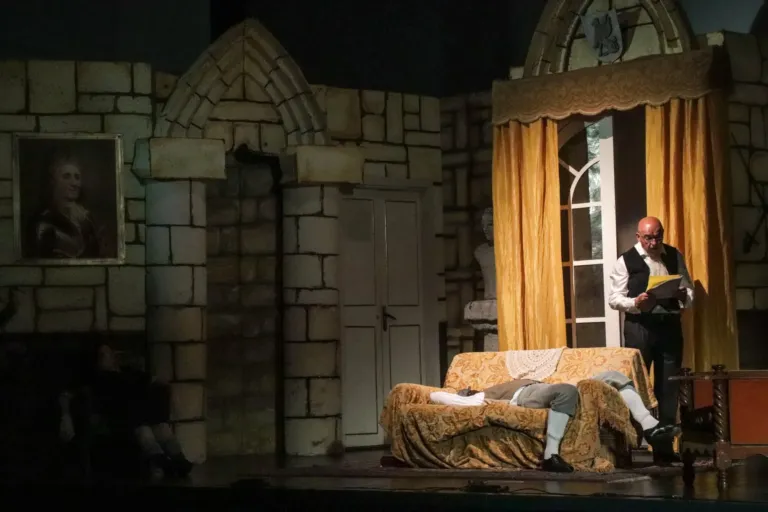 Delitto al castello, Compagnia Teatrale Jonica: foto di scena
