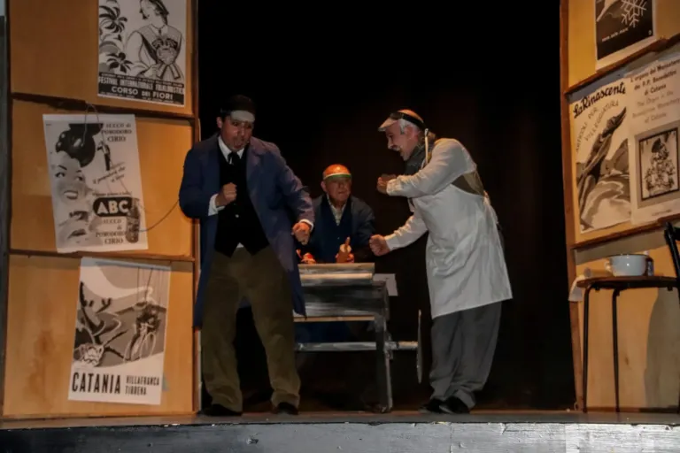 Falsari si nasce, Compagnia Teatrale Jonica: foto di scena