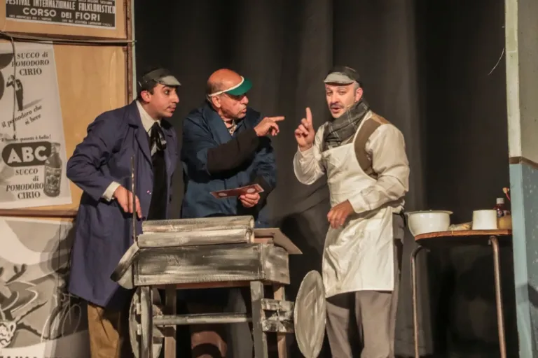 Falsari si nasce, Compagnia Teatrale Jonica: foto di scena