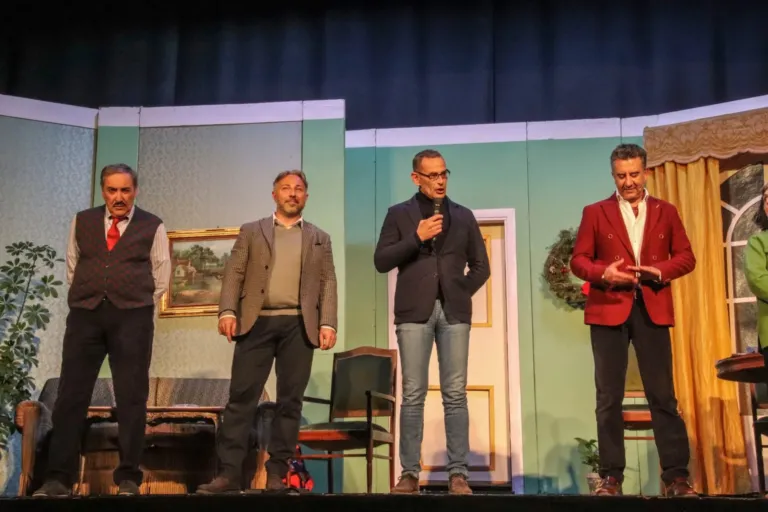 Roba da matti, Compagnia Teatrale Jonica: foto di scena