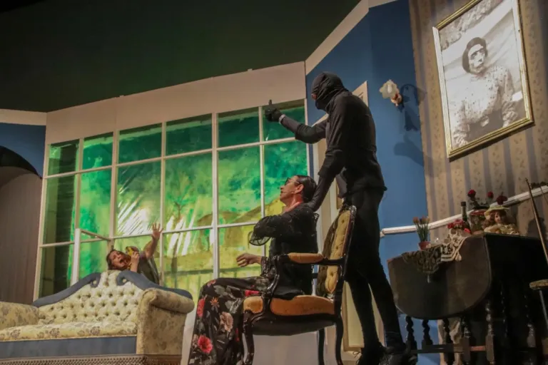 Una parente di troppo, Compagnia Teatrale Jonica: foto di scena