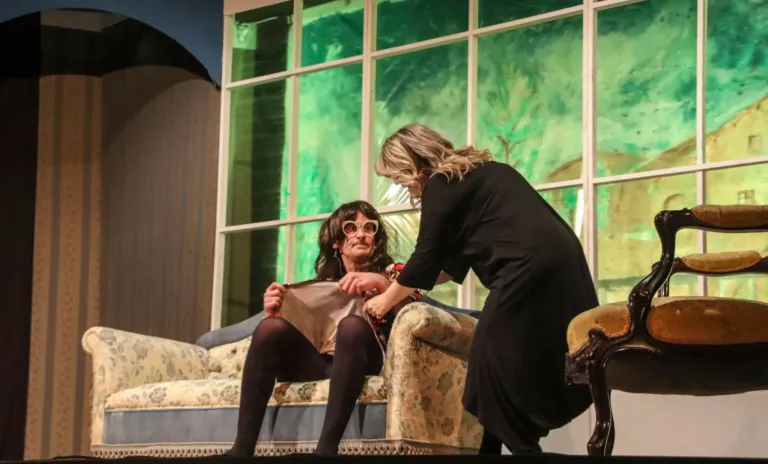 Una parente di troppo, Compagnia Teatrale Jonica: foto di scena