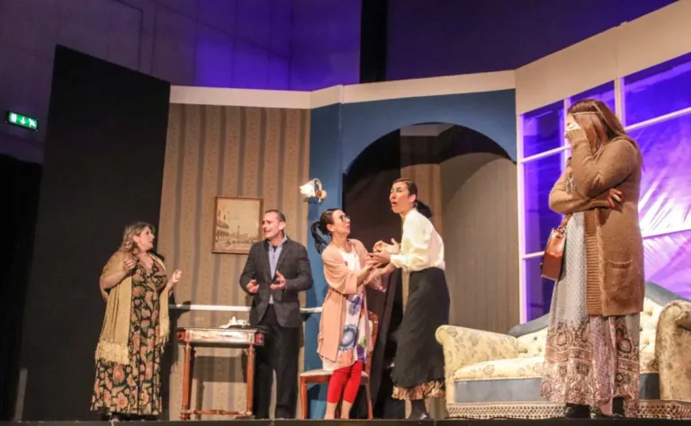 Una parente di troppo, Compagnia Teatrale Jonica: foto di scena