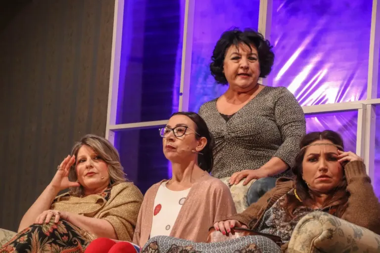 Una parente di troppo, Compagnia Teatrale Jonica: foto di scena